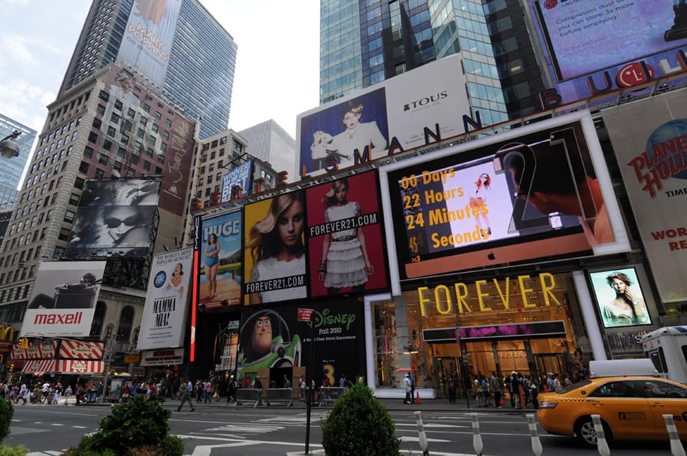 The first was a countdown timer featured on the 50-foot billboard to count down to the moment the store opened its doors for the first time. Every time the seconds on the timer got to 21, the large “21” structure on the billboard would flash.